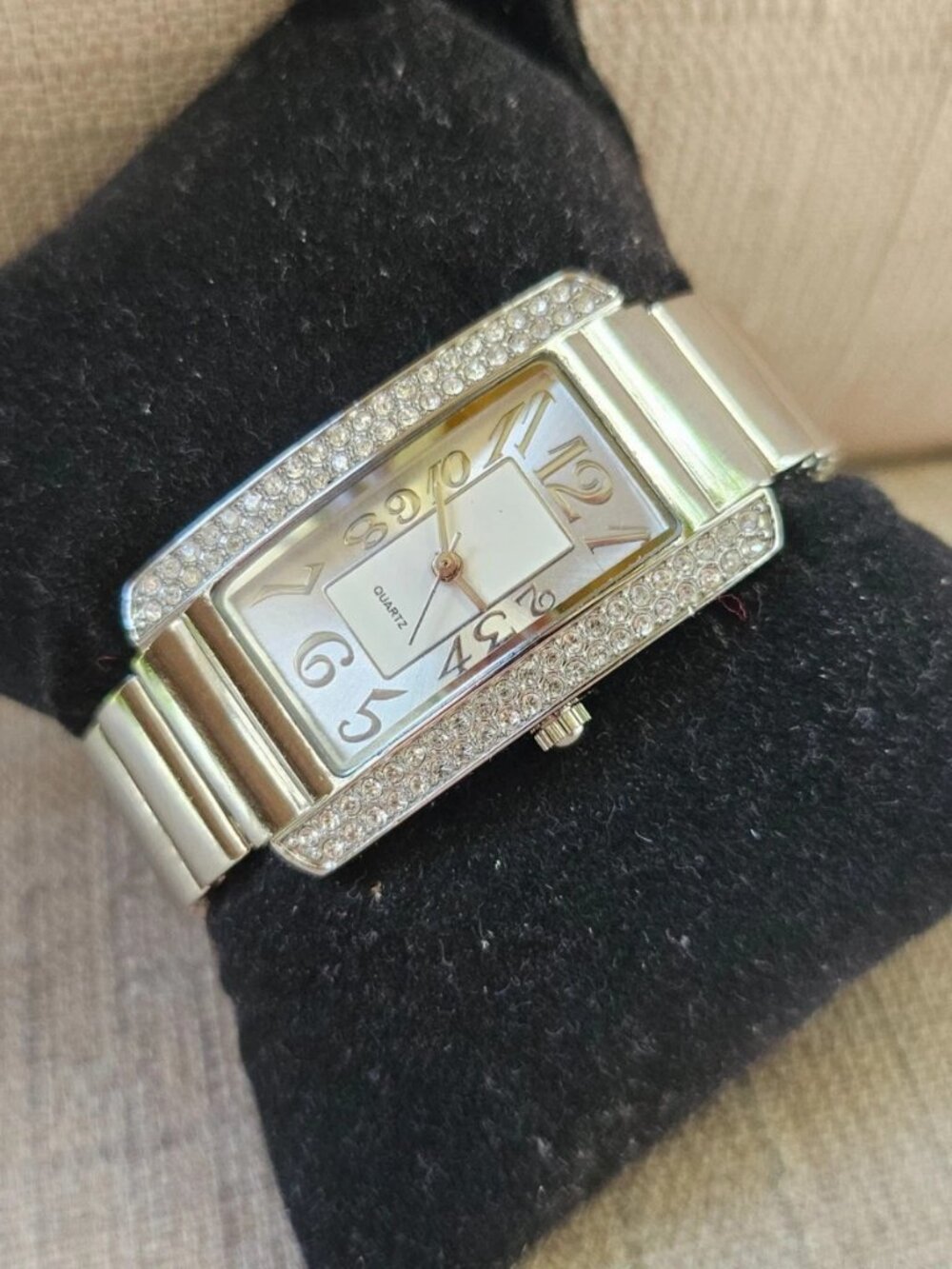 Fashion Wristwatch Crystals Accent Bezel Analog Quartz Ladies Watch Small